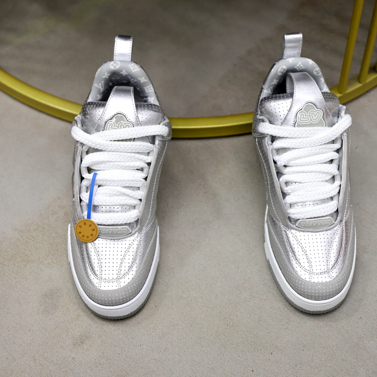 Ex-factory price: 860💰LV Couple👫Louis Vuitton TRAINER sneakers classic Louis Vuitton men's artistic director Virgil Abloh picked inspiration to create this LV Trainer sneaker. Yingze crystal inlays present a colorful effect. VS can be matched with two gorgeous effect colors. The LV letter logo badge on the tongue is gorgeous and noble. The LV letter is decorated on the side. The outsole is decorated with a Monogram flower pattern. It shows the trend of elegance and nobility! Men's and women's models: 35-46
